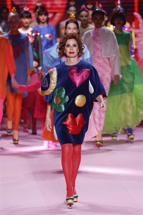 tuta agatha ruiz de la prada con cuori|Ágatha Ruiz de la Prada: su biografía e influencia en la moda.